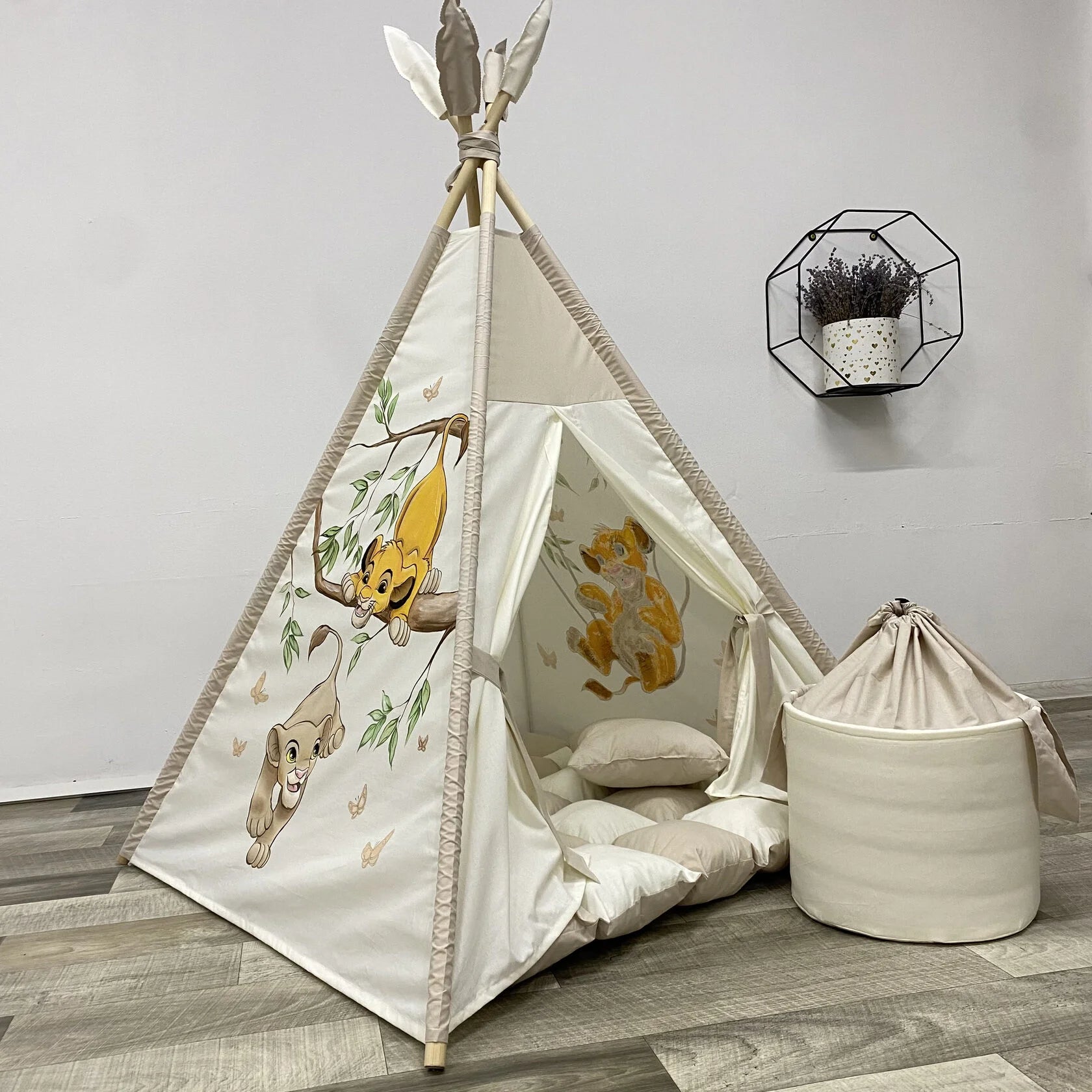 Tenda tipi/teepee/wigwam bambini beige e tortora fatta a mano con dipinto  leoni, materassino imbottito, cuscino e pali pieghevoli inclusi   Made in Italy 