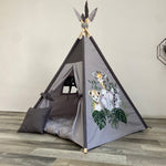 dipinto fatto a mano personaggi safari sulla tenda giochi personalizzata zebta, leone, elefante, giraffa koala  con il nome del bambino, ideale per playroom o cameretta a tema safari.