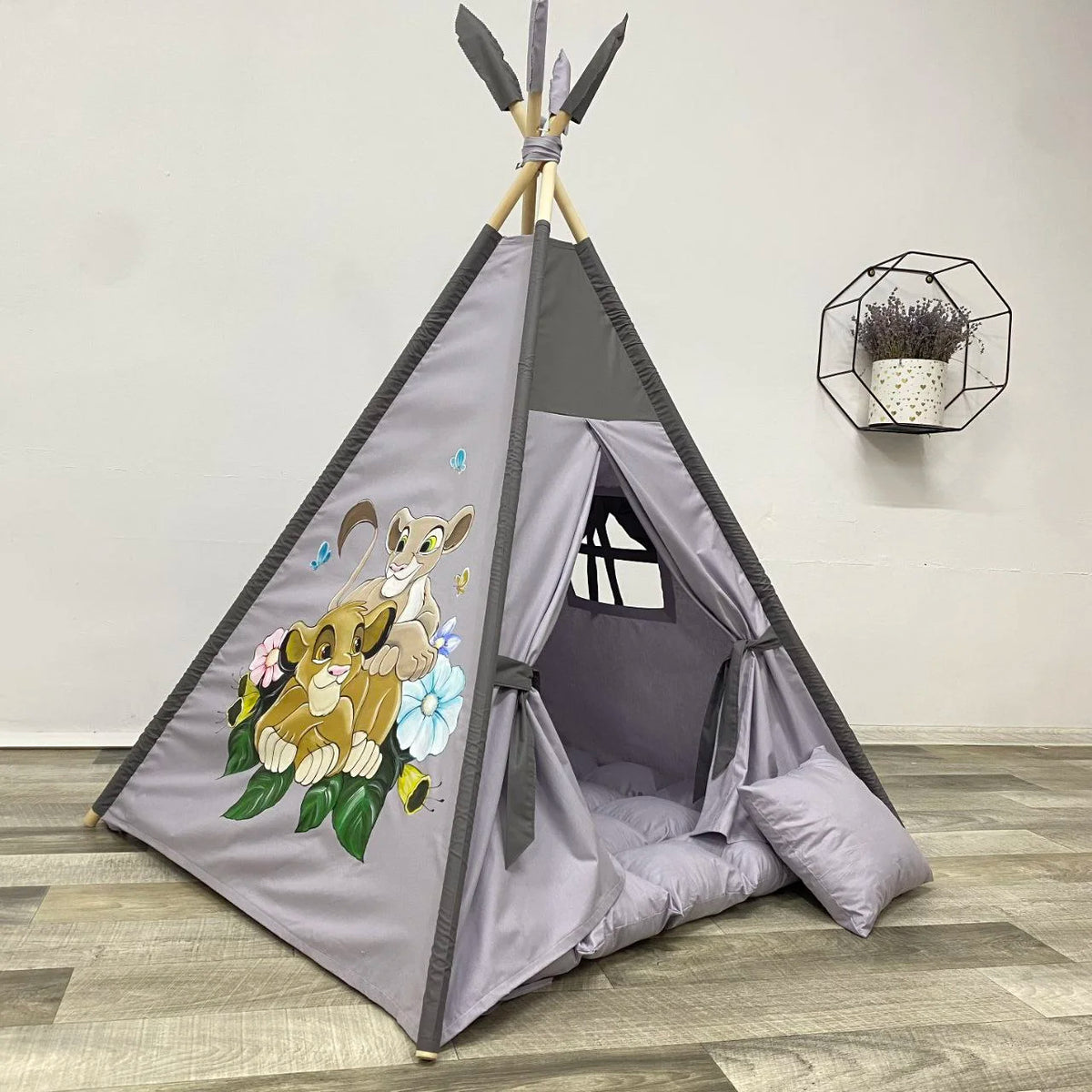 Tenda tipi/teepee/wigwam bambini grigio fatta a mano con dipinto  leoni, materassino imbottito, cuscino e pali pieghevoli inclusi   Made in Italy 