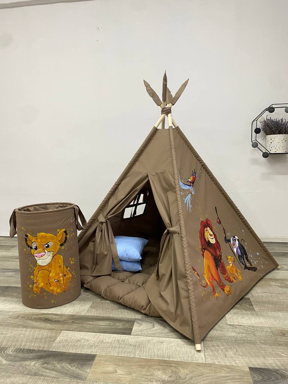 teepee tenda bambini e cestino tortora  re leone dipinto a mano con cuscini e tappetto coordinati 