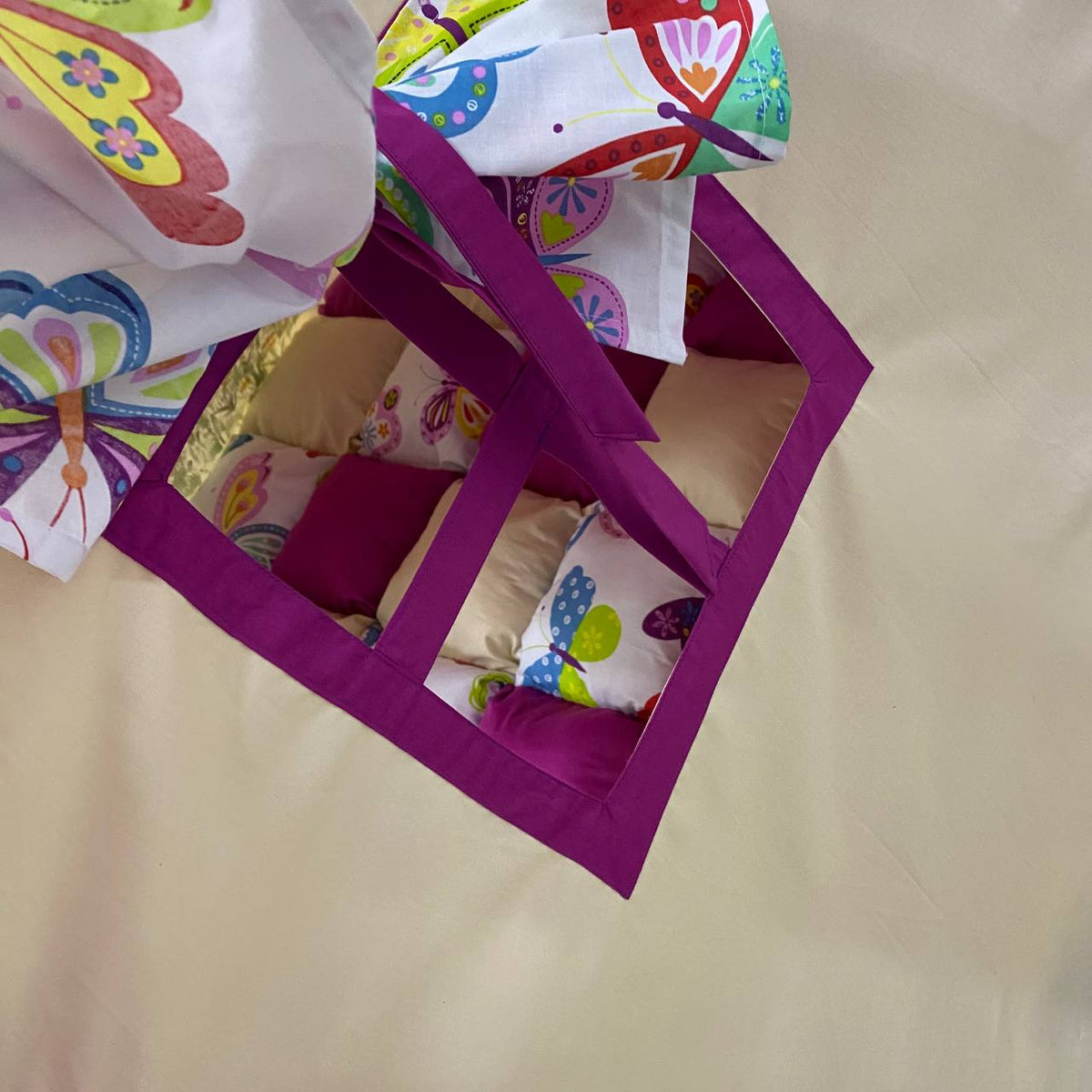 Dettaglio finestra tenda teepee bambini con cornice fucsia e tessuto fantasia farfalle colorato
