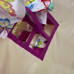 Dettaglio finestra tenda teepee bambini con cornice fucsia e tessuto fantasia farfalle colorato