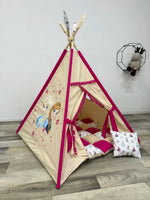 Tenda teepee bambini beige e fucsia in cotone dipinta a mano stile principessa ghiaccio, con pompon e cuscini inclusi
