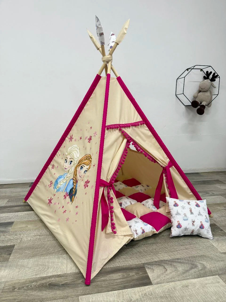 Tenda teepee bambini beige e fucsia in cotone dipinta a mano stile principessa ghiaccio, con pompon e cuscini inclusi