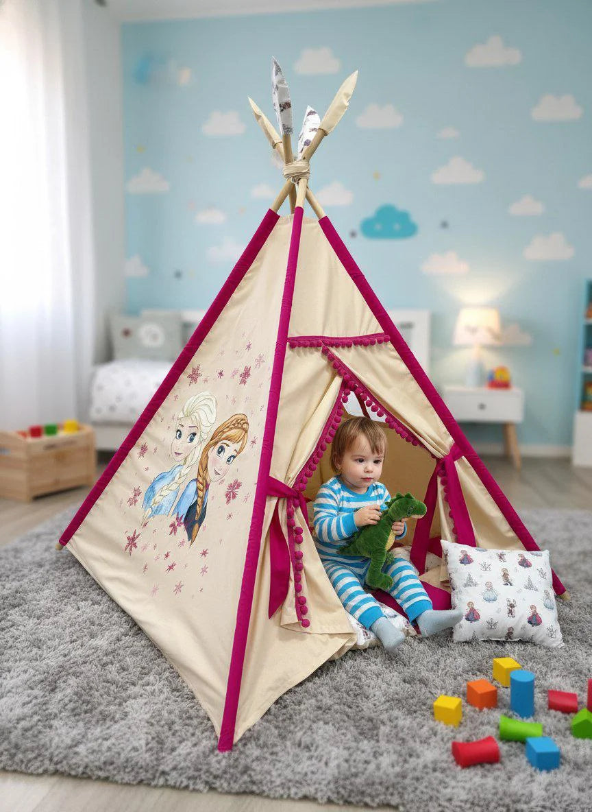 Tenda teepee bambini beige e fucsia in cotone con decorazioni invernali dipinte a mano, pompon e cuscini inclusi