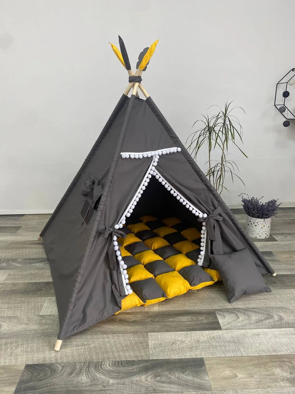 Tenda teepee bambini grigia e gialla con pompon bianchi piume e materassino a scacchi