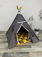 Tenda teepee bambini grigia e gialla con pompon bianchi piume e materassino a scacchi