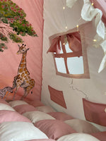 Interno tenda teepee bambini bianco e rosa cipria con decorazione safari dipinta a mano e finestrina