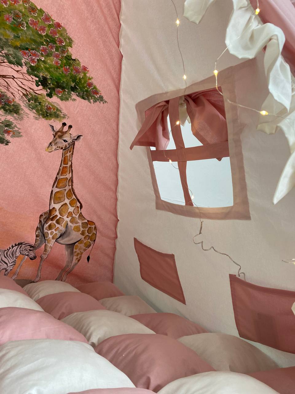 Interno tenda teepee bambini bianco e rosa cipria con decorazione safari dipinta a mano e finestrina