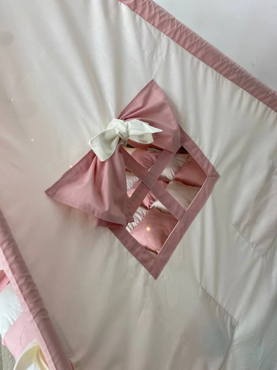 Tenda teepee bambini laterale con finestrina e tenda rosa cipria con lancette 