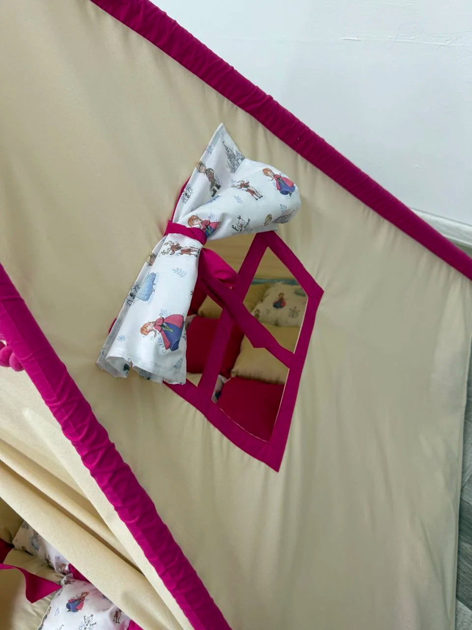 Tenda teepee bambini vista laterale con finestrina fucsia e decorazioni su tessuto con dettagli funzionali