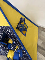 Dettaglio finestrino tenda teepee bambini in cotone giallo e blu, stelle bianche e tenda a nodo decorativo