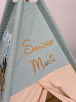 Dettaglio nome personalizzato tenda teepee bambini ricamato oro su cotone verde acqua, perfetto come regalo per bambini