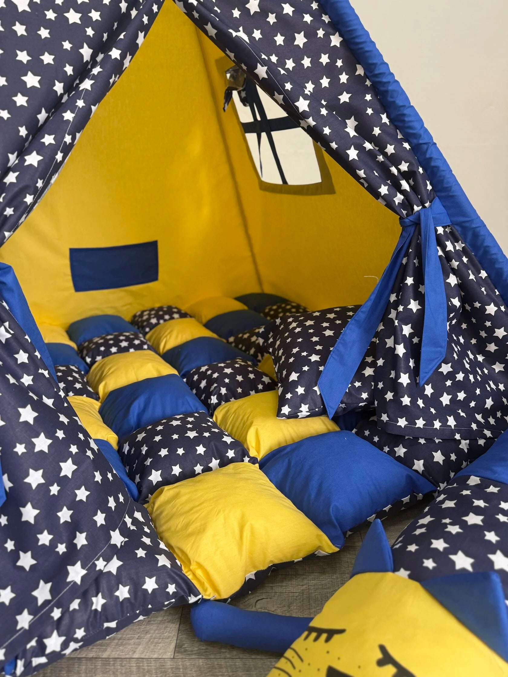 interno tenda teepee bambini tappeto trapuntato blu stelle giallo, cuscini coordinati