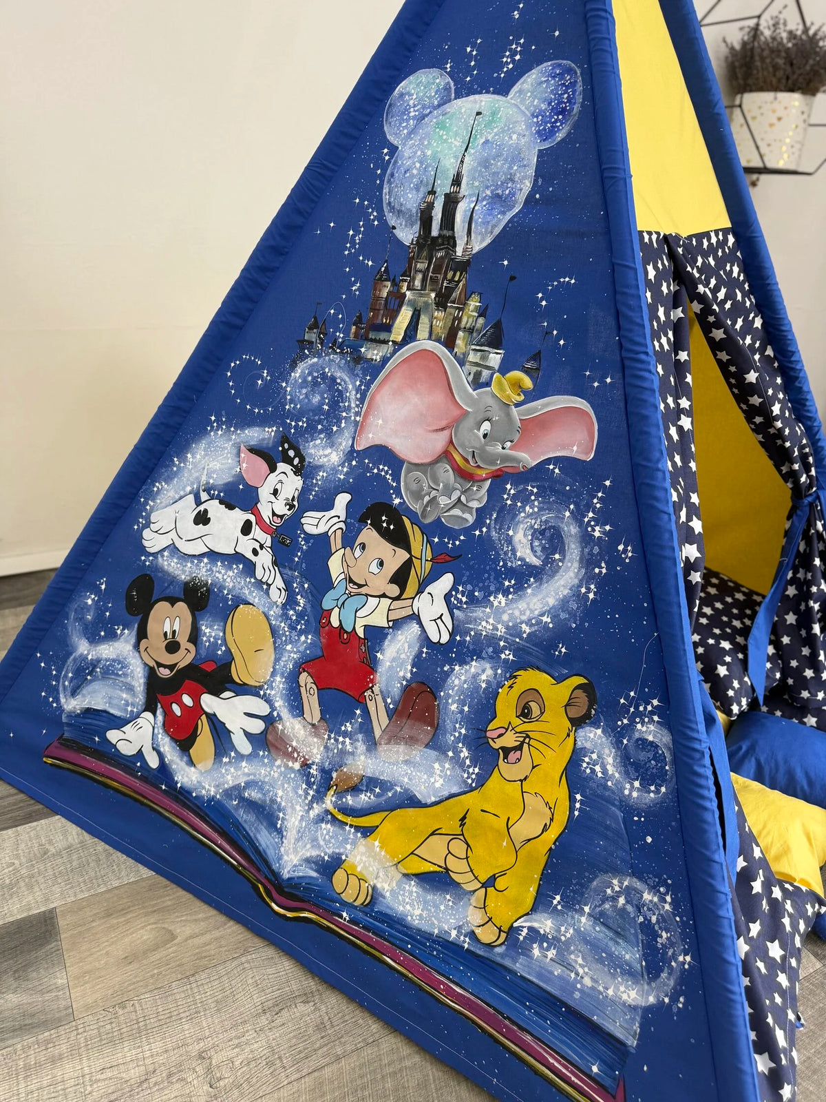 Dettaglio pittura a mano su teepee bambini con tema Disney e libro magico  e decorazioni stelle blu