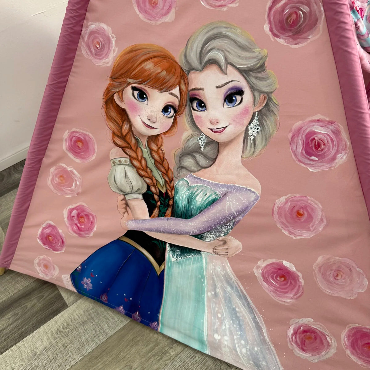 Dettaglio pittura a mano tenda teepee Frozen – Elsa Anna abbraccio cotone rosa antico rose pastello