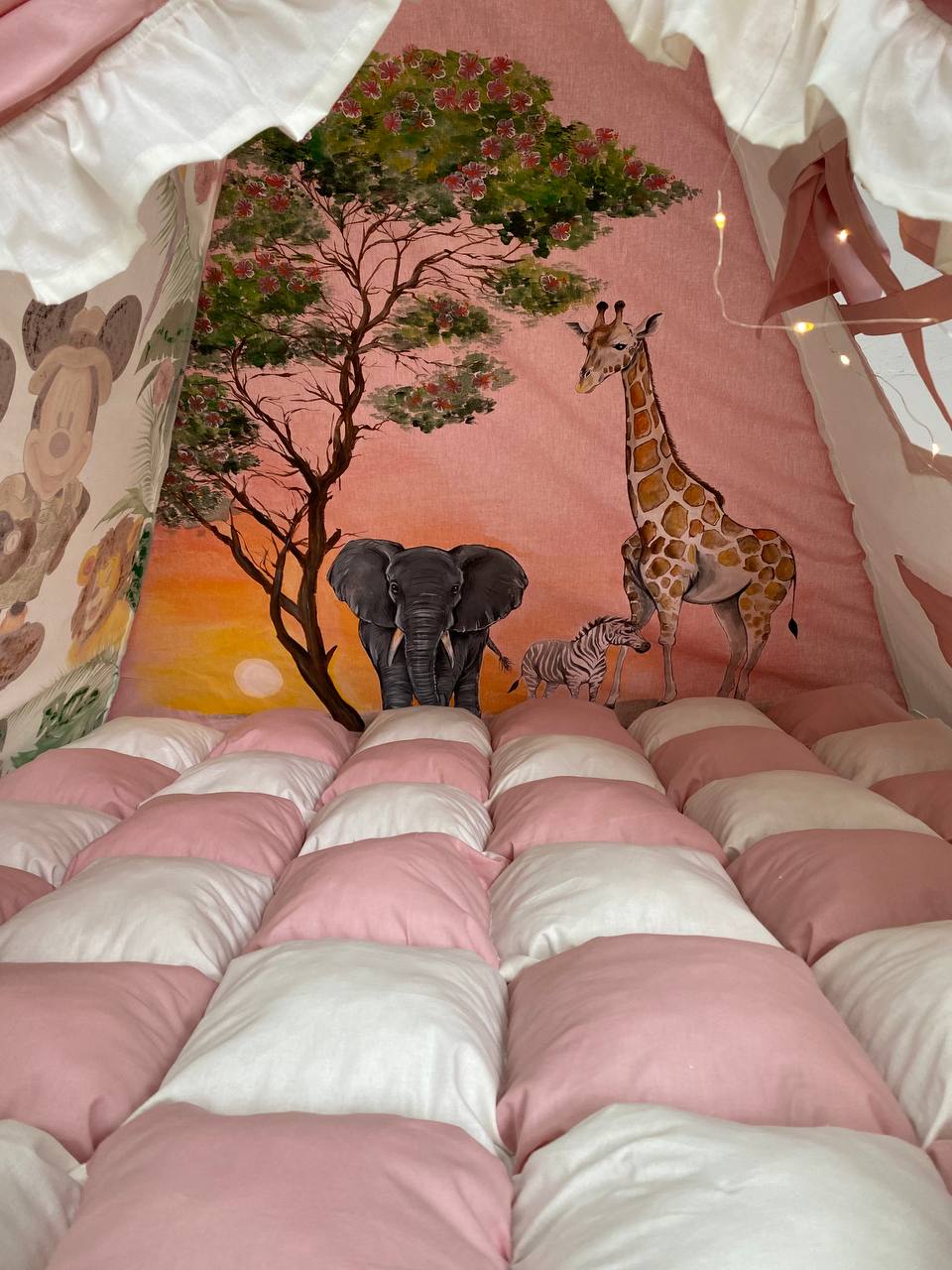 tenda teepee bambini interno dipinto a mano safari con tappetto rosa cipria a  bianco a scacchi 