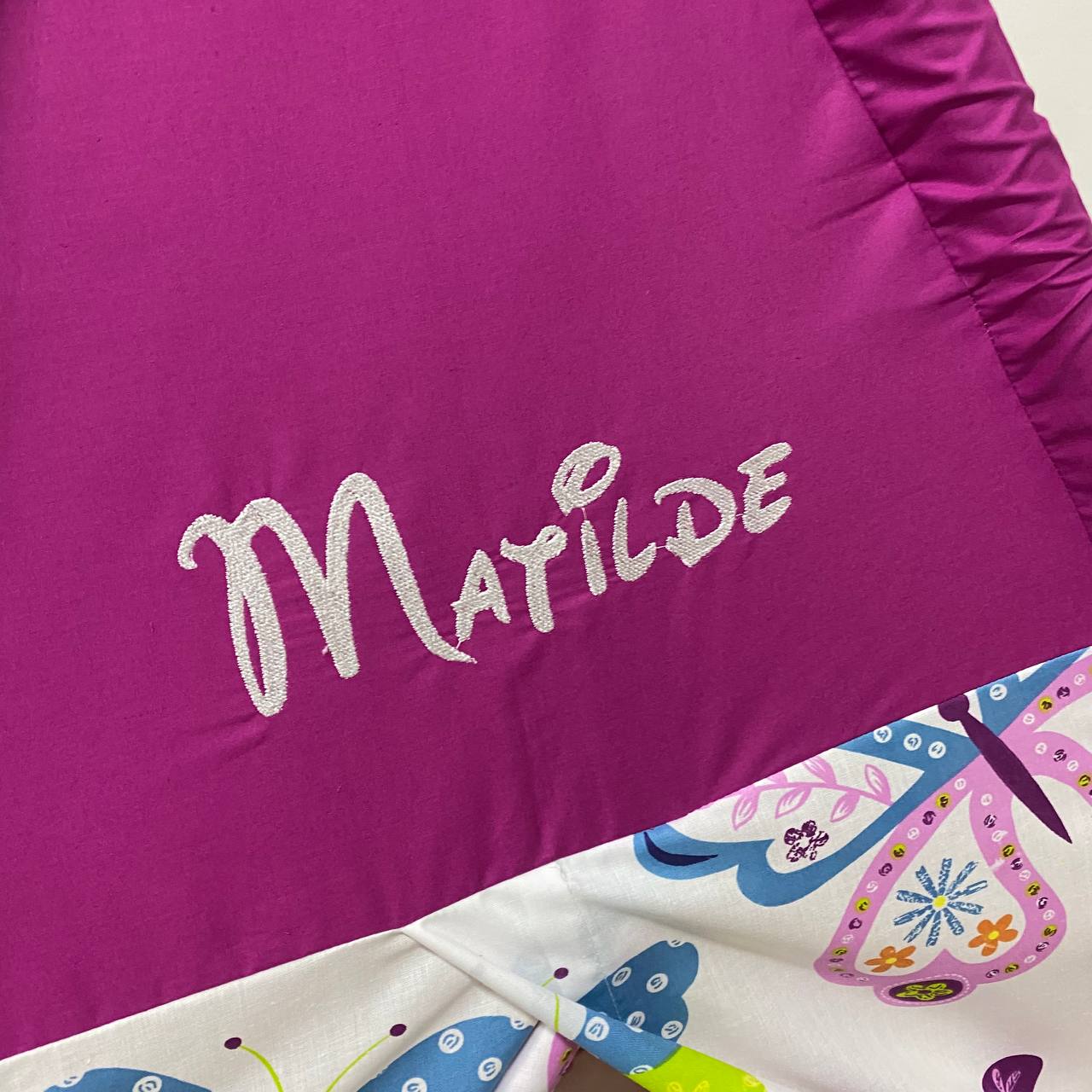 Tenda teepee personalizzata con nome ricamato  su tessuto fucsia, dettaglio artigianale