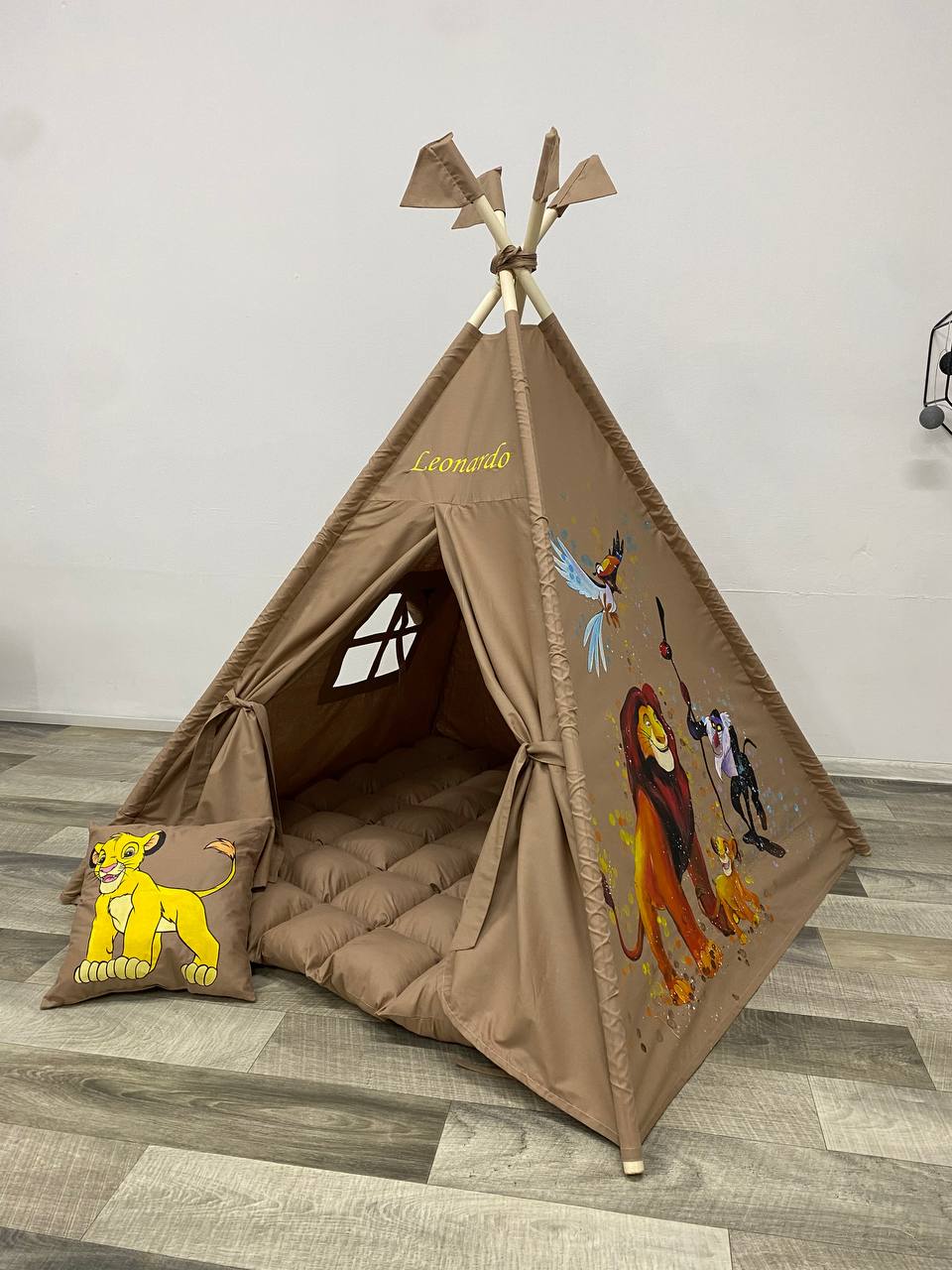 Tenda teepee bambini tortora dipinta a mano con decorazioni simba e mufasa, tappetto e cuscino inclusi 