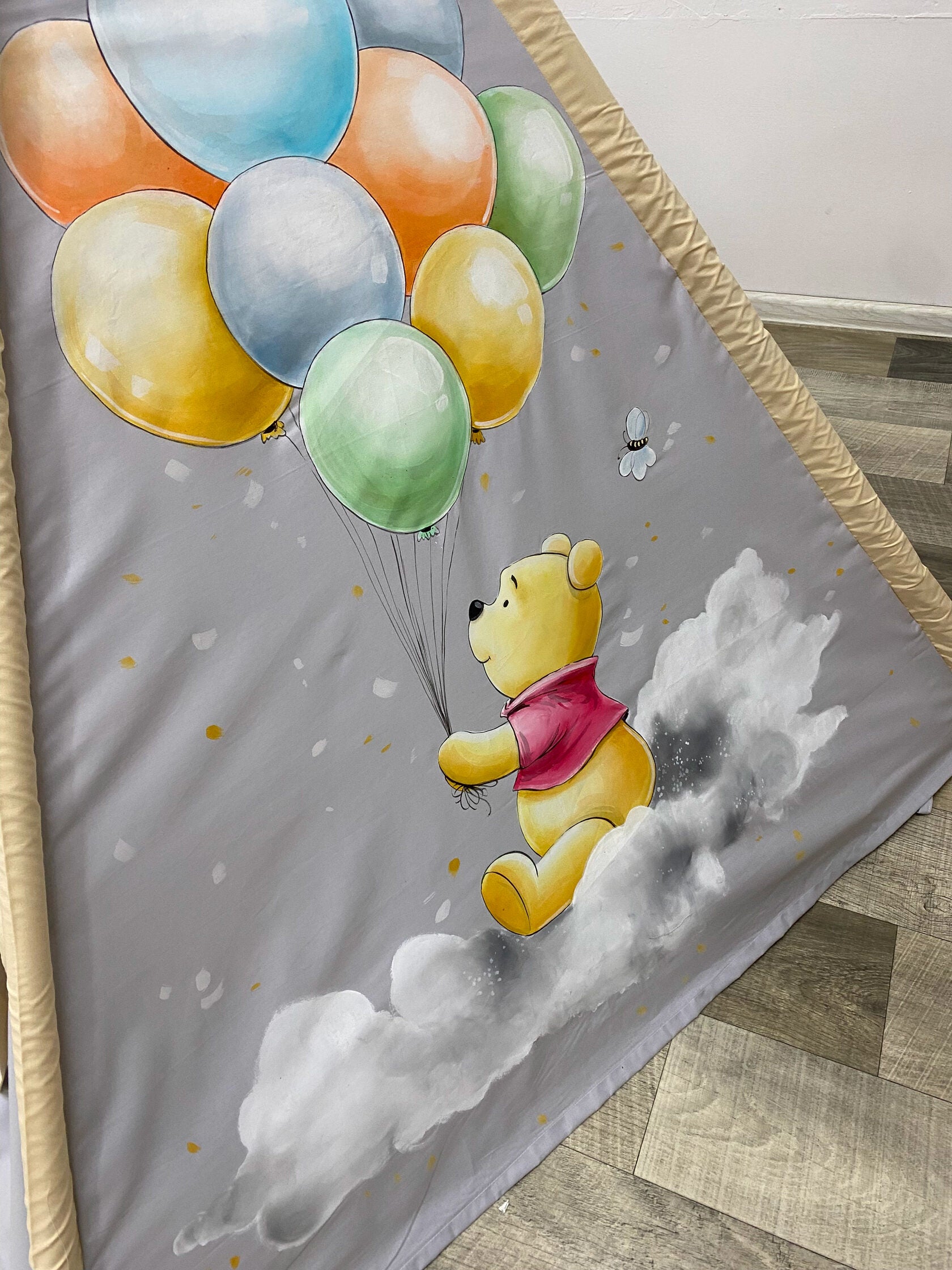 Tenda teepee bambini Winnie Pooh dipinta a mano – palloncini colorati su cotone grigio, bordo beige, cameretta bambino