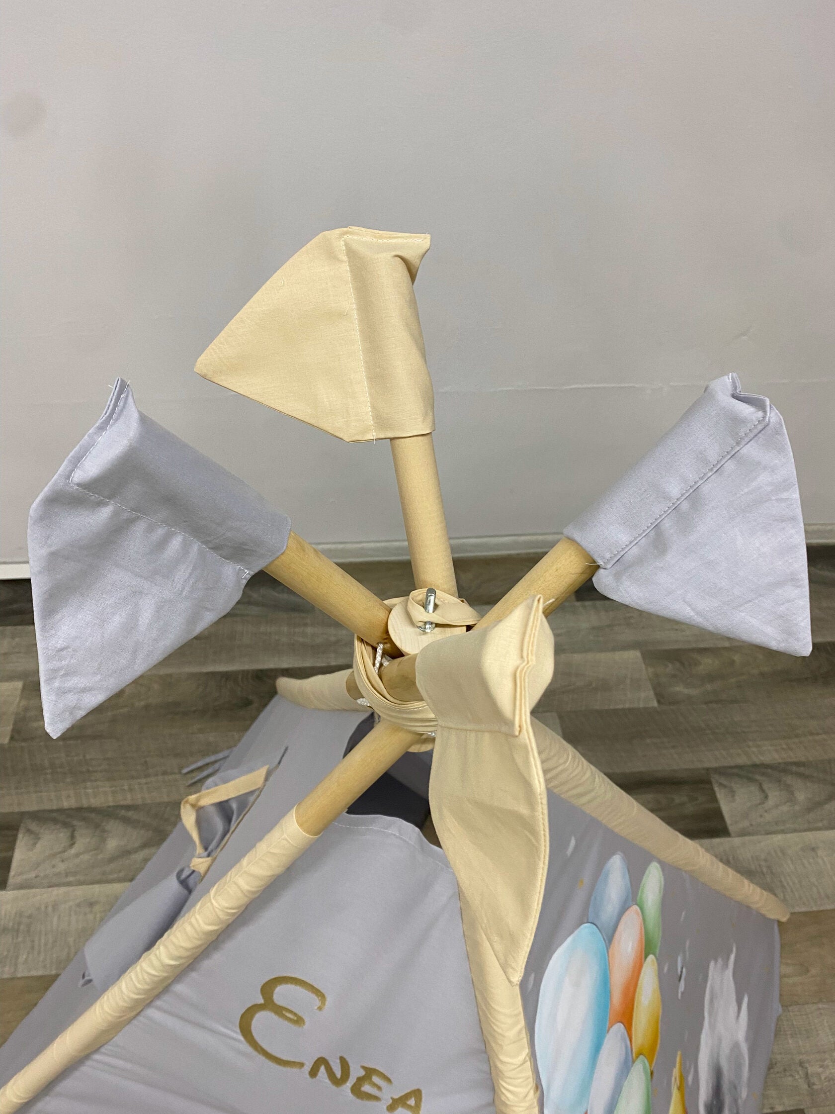 Dettaglio cima tenda teepee bambini Winnie Pooh – pali legno naturale, bandierine grigio beige, struttura artigianale stabile