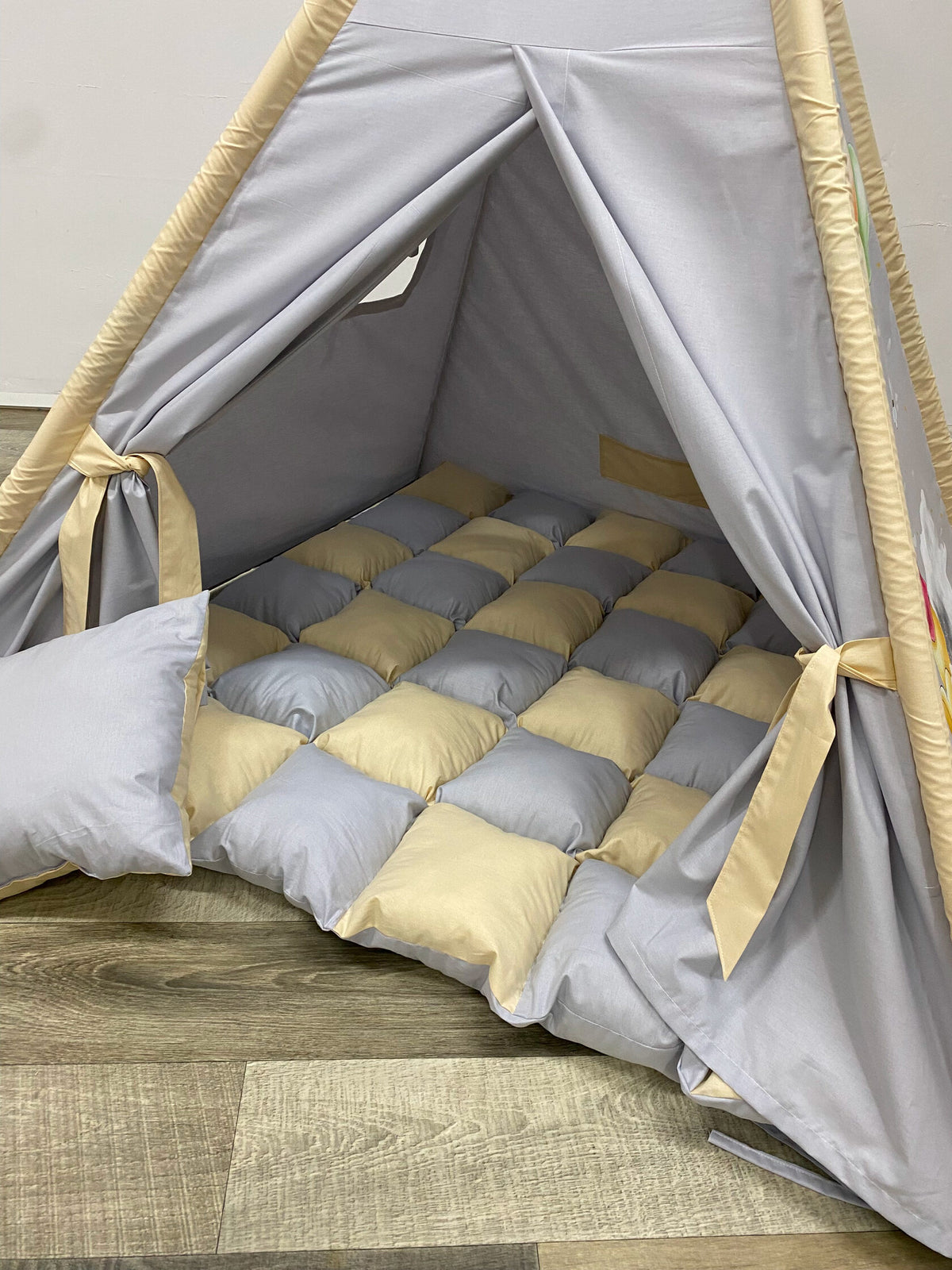 Interno tenda teepee bambini Winnie Pooh grigio beige – tappeto trapuntato e cuscini coordinati, spazio gioco morbido bambino