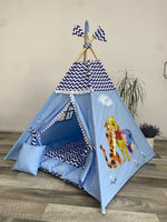 Tenda teepee bambini dipinta a mano con tema orsetto e tigre azzurra, pompon bianchi, cuscini e tappeto coordinati