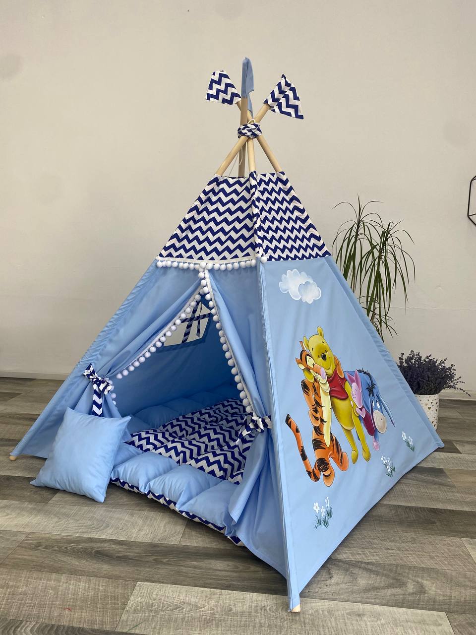 Tenda teepee bambini dipinta a mano con tema orsetto e tigre azzurra, pompon bianchi, cuscini e tappeto coordinati