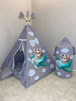 Tenda tipi bambini grigia con orsetto aviatore su aereo dipinto a mano, nuvole, pompon bianchi e cestino coordinato