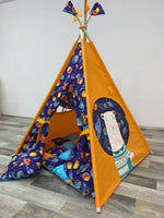 Teepee bambini tema spazio con orsetto astronauta e cuscini coordinati pianeti e razzi