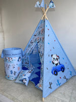 Tenda tipi bambini azzurra panda in macchina dipinto a mano, cestone personalizzato con nome e cuscini coordinati