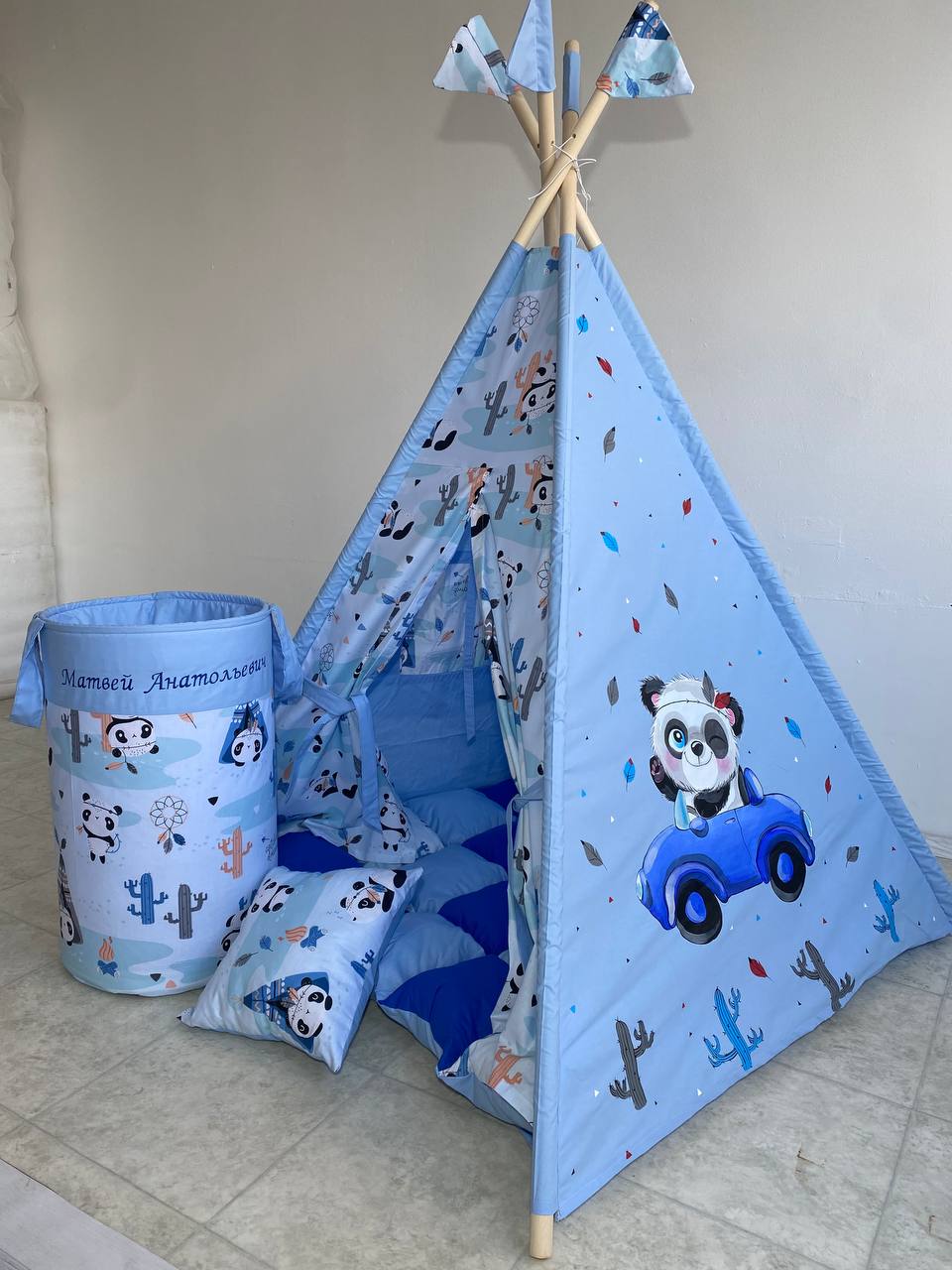 Tenda tipi bambini azzurra panda in macchina dipinto a mano, cestone personalizzato con nome e cuscini coordinati