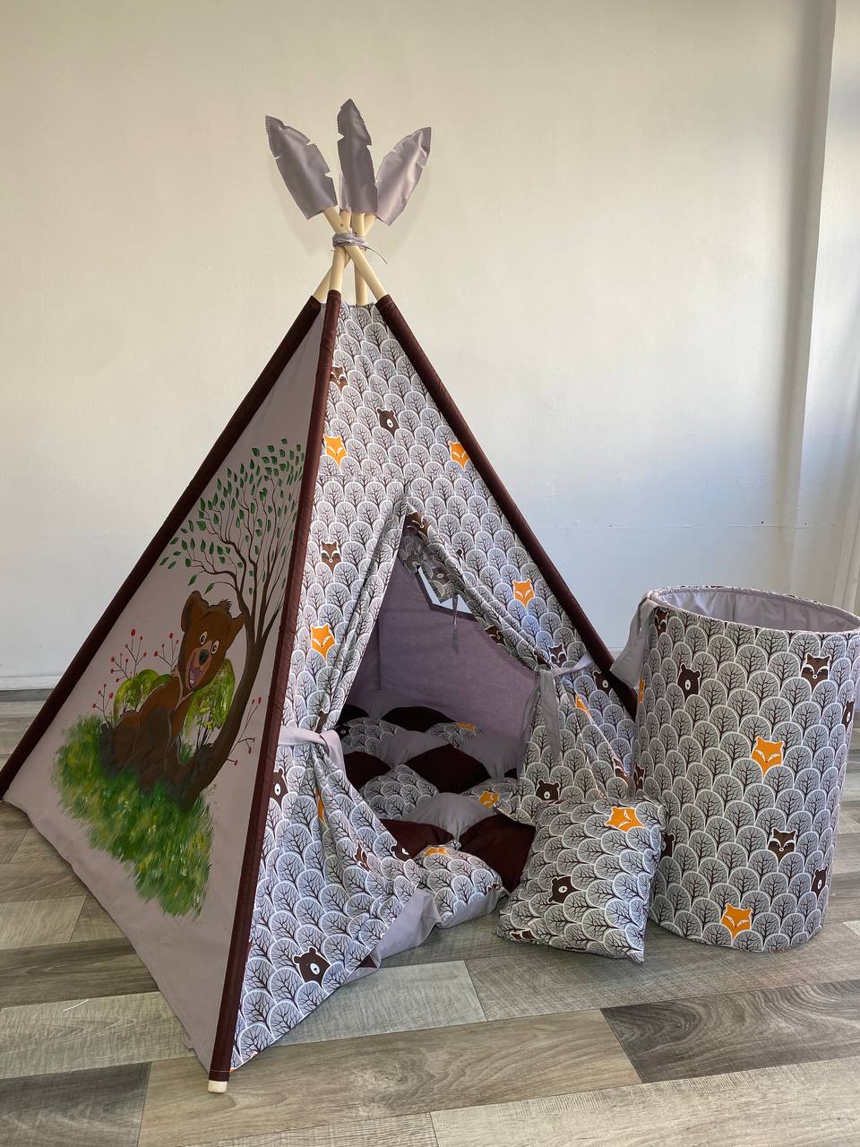Set tenda tipi bambini orso foresta dipinto a mano con cuscini, materassino e cestoni coordinati alberi orsetti volpi