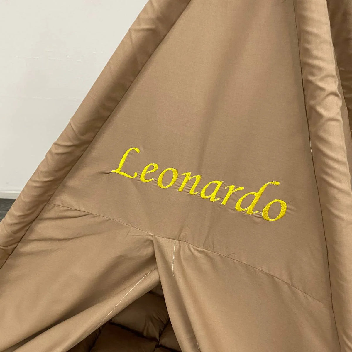 nome ricamato su tenda tortora teepee bambini 