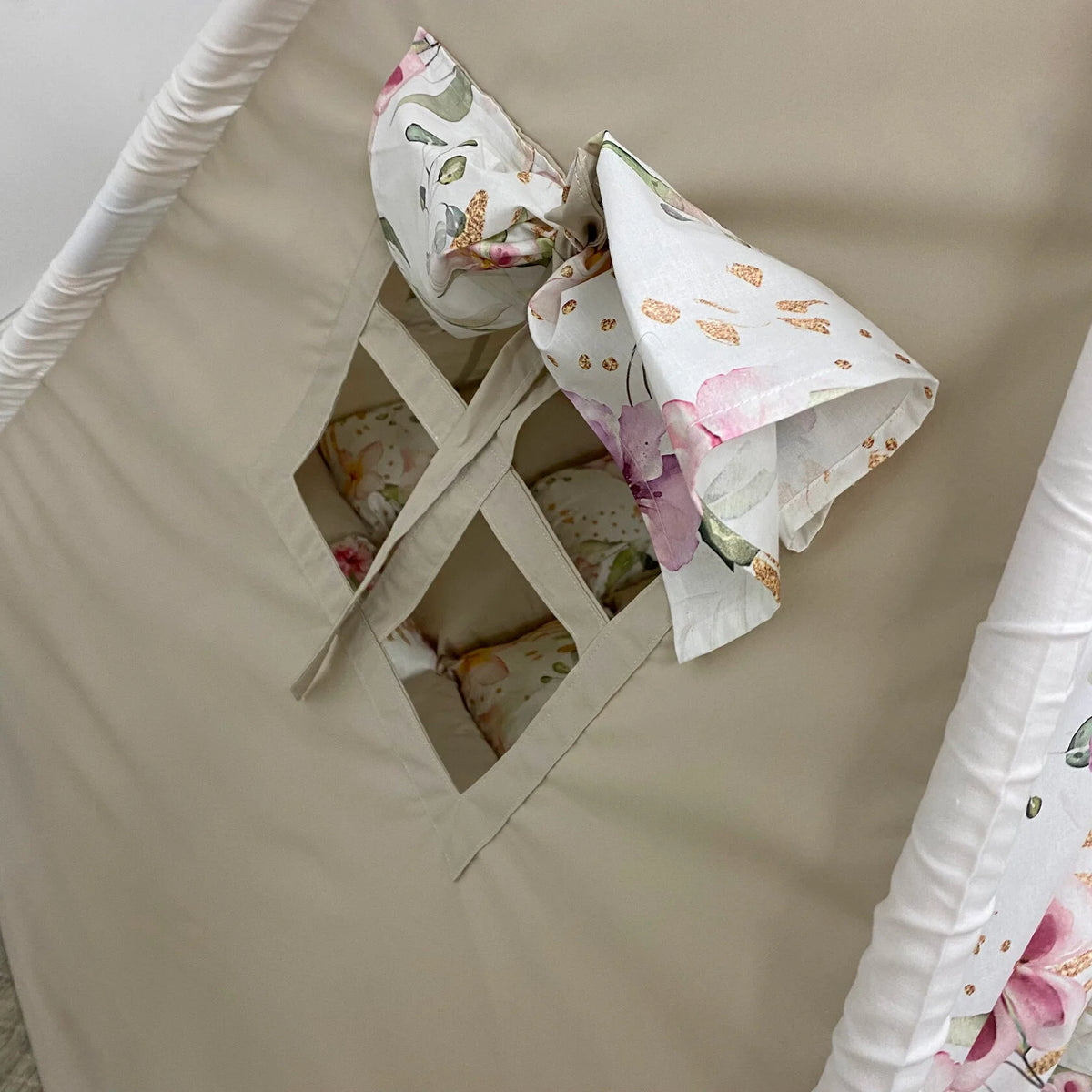 Tenda teepee bambini vista laterale con finestrina beige sabia e tenda floreale con dettagli funzionali