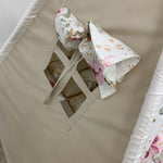 Tenda teepee bambini vista laterale con finestrina beige sabia e tenda floreale con dettagli funzionali