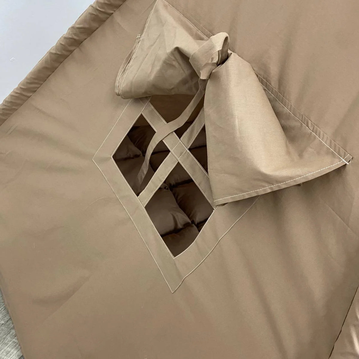 Tenda teepee bambini vista laterale di finestrina tortora con tendina e dettagli funzionali