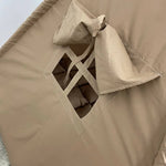 Tenda teepee bambini vista laterale di finestrina tortora con tendina e dettagli funzionali