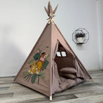 Tenda teepee bambini in cotone con disegno dipinto a mano a tema savana, animali e avventura, struttura in legno naturale e tappeto imbottito, tenda gioco per cameretta personalizzata.