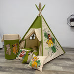 Tenda teepee bambini in cotone con disegno dipinto a mano a tema savana, animali e avventura, struttura in legno naturale e tappeto imbottito, tenda gioco per cameretta personalizzata.