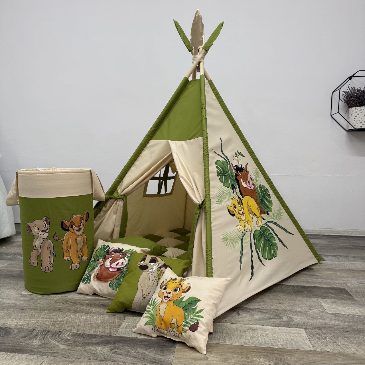 Tenda teepee bambini in cotone con disegno dipinto a mano a tema savana, animali e avventura, struttura in legno naturale e tappeto imbottito, tenda gioco per cameretta personalizzata.