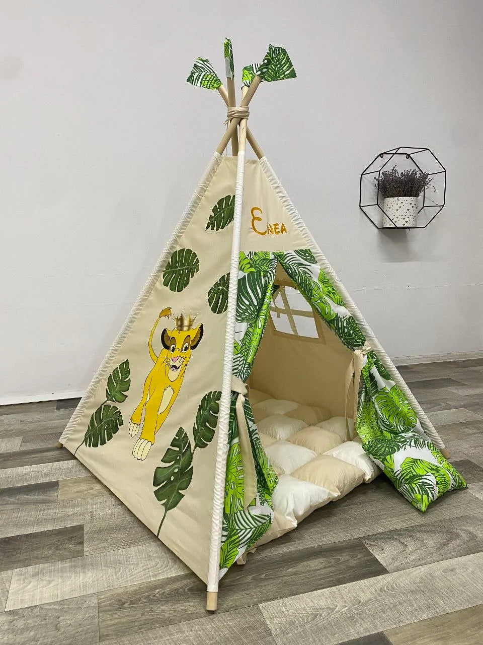 tenda teepee bambini cotone dipinta a mano tema savana leoncino personalizzata con nome tappeto imbottito struttura legno pieghevole cameretta