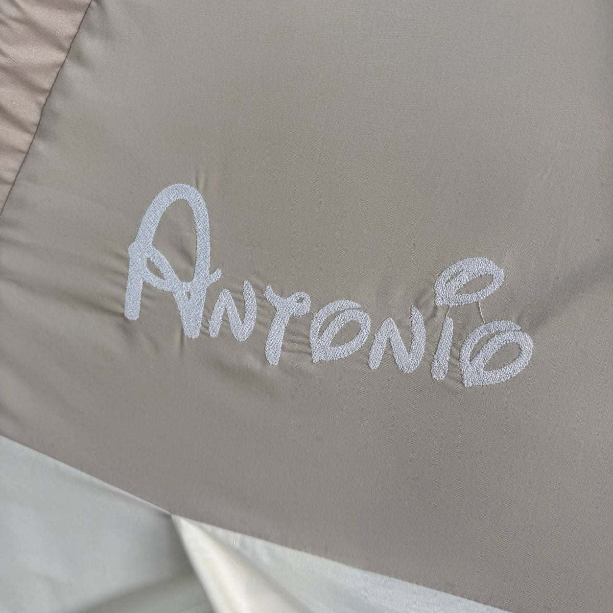 Tenda teepee bambini in cotone con disegno dipinto a mano a tema savana, animali e avventura, struttura in legno naturale e tappeto imbottito, tenda gioco per cameretta con nome.