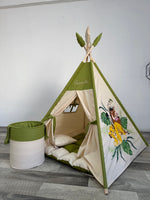 Tenda teepee bambini in cotone con disegno dipinto a mano a tema savana, animali e avventura, struttura in legno naturale e tappeto imbottito, tenda gioco per cameretta personalizzata.
