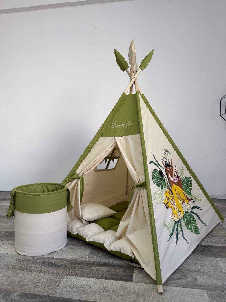 Tenda teepee bambini in cotone con disegno dipinto a mano a tema savana, animali e avventura, struttura in legno naturale e tappeto imbottito, tenda gioco per cameretta personalizzata.