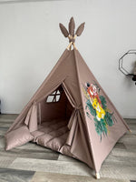 Tenda teepee bambini in cotone con disegno dipinto a mano a tema savana, animali e avventura, struttura in legno naturale e tappeto imbottito, tenda gioco per cameretta personalizzata.