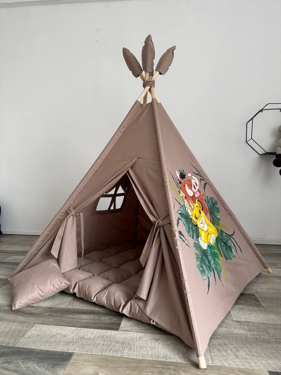 Tenda teepee bambini in cotone con disegno dipinto a mano a tema savana, animali e avventura, struttura in legno naturale e tappeto imbottito, tenda gioco per cameretta personalizzata.