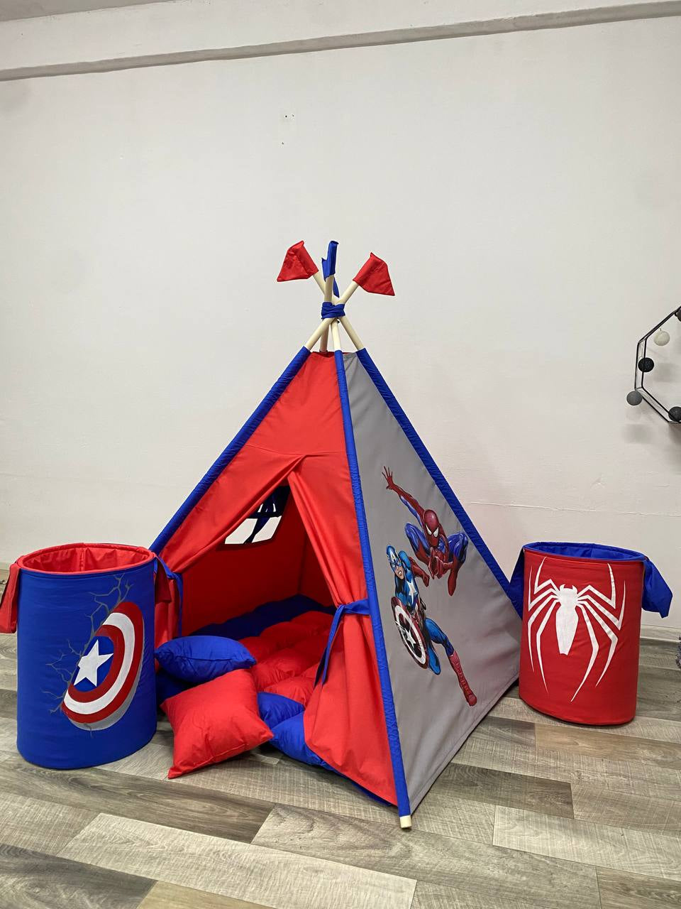 Tenda giochi bambini cotone dipinta a mano tema supereroi personalizzata con nome, tappeto imbottito cuscino e pali pieghevoli inclusi