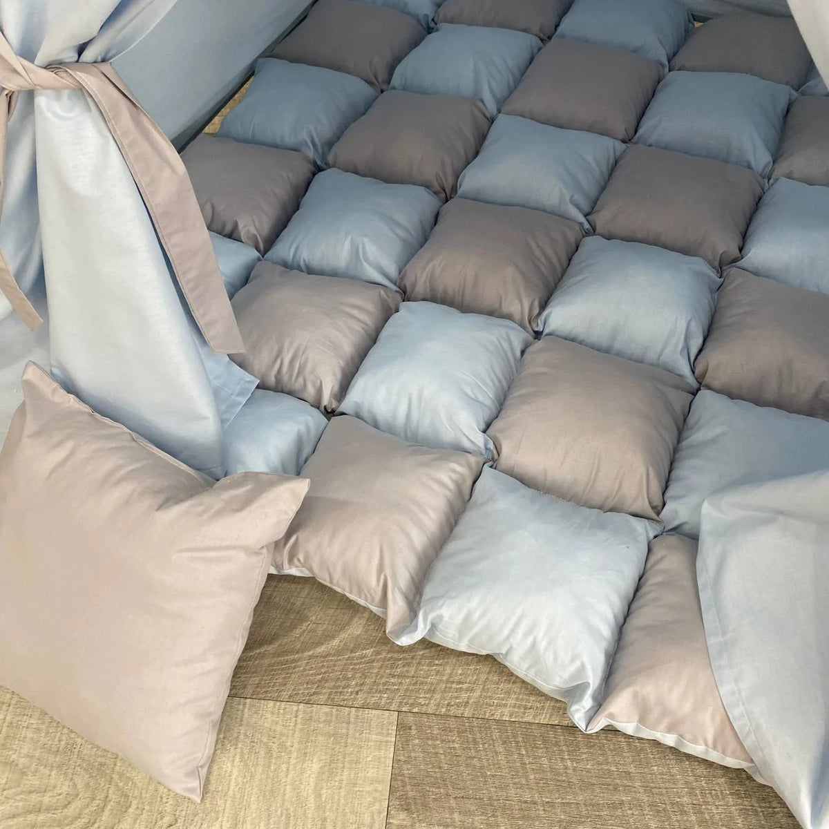 Interno teepee bambini azzurro con materassino imbottito e cuscini coordinati