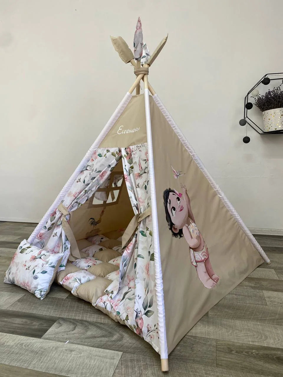 Tenda teepee bambini artigianale stile Vaiana in cotone beige sabbia floreale con uccelli, tappeto e cuscini coordinati